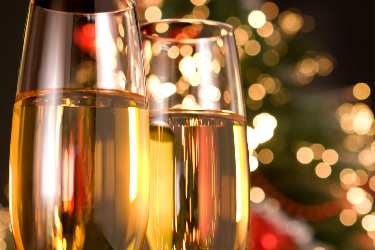 Blurred,Christmas,Tree,And,Two,Champagne,Glasses